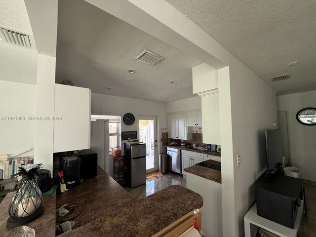 625 E 8th Ln, Hialeah, FL 33010