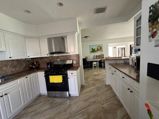 625 E 8th Ln, Hialeah, FL 33010