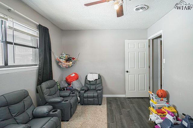 1015 W BEVERLY LOOP, Burkburnett, TX 76354