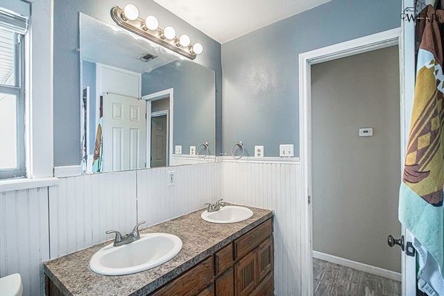 1015 W BEVERLY LOOP, Burkburnett, TX 76354