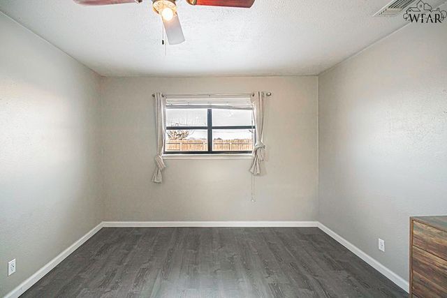 1015 W BEVERLY LOOP, Burkburnett, TX 76354