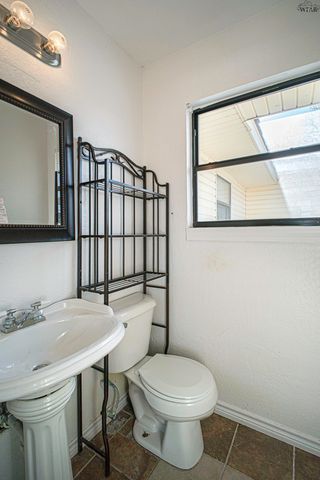 1015 W BEVERLY LOOP, Burkburnett, TX 76354