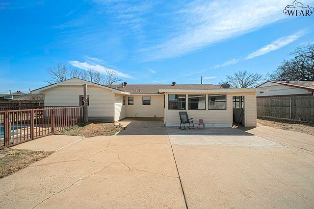 1015 W BEVERLY LOOP, Burkburnett, TX 76354