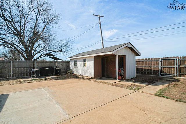 1015 W BEVERLY LOOP, Burkburnett, TX 76354