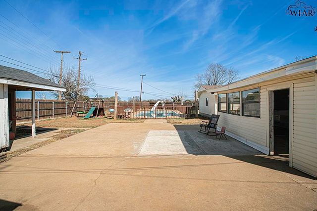 1015 W BEVERLY LOOP, Burkburnett, TX 76354