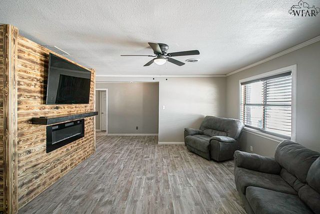 1015 W BEVERLY LOOP, Burkburnett, TX 76354