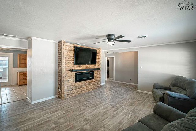 1015 W BEVERLY LOOP, Burkburnett, TX 76354