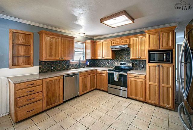 1015 W BEVERLY LOOP, Burkburnett, TX 76354