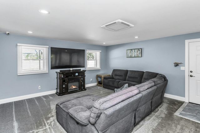 2 Vermont Street, Lindenhurst, NY 11757