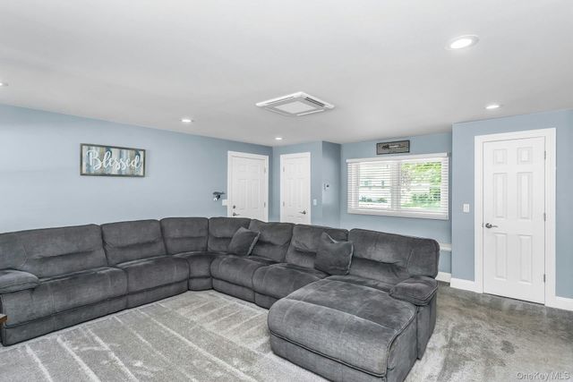 2 Vermont Street, Lindenhurst, NY 11757