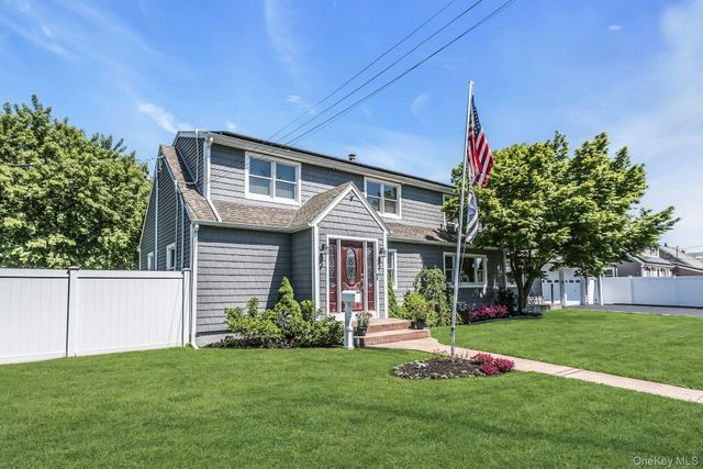 2 Vermont Street, Lindenhurst, NY 11757