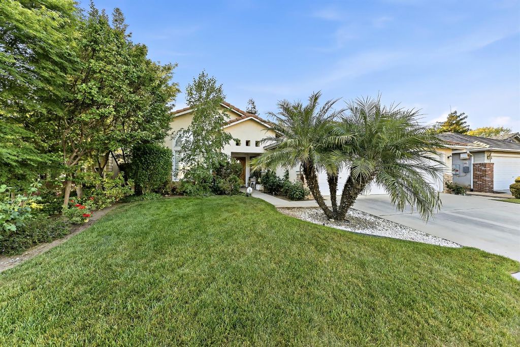 Image 1 of property listing at 8613 N Whitney Avenue, Fresno, CA 93720