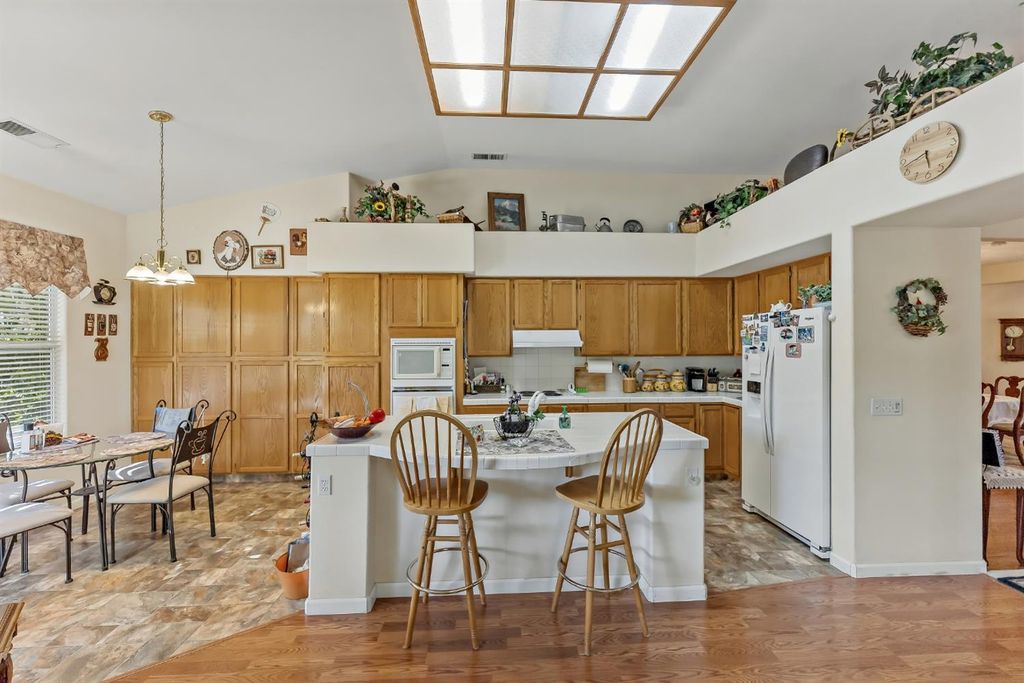 Image 10 of property listing at 8613 N Whitney Avenue, Fresno, CA 93720