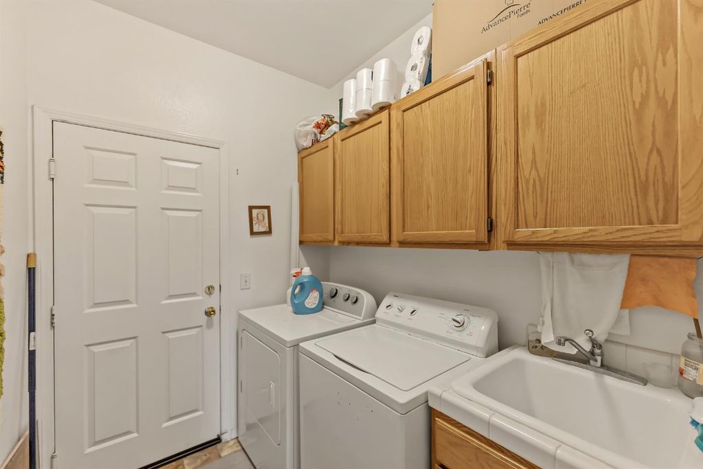 Image 13 of property listing at 8613 N Whitney Avenue, Fresno, CA 93720