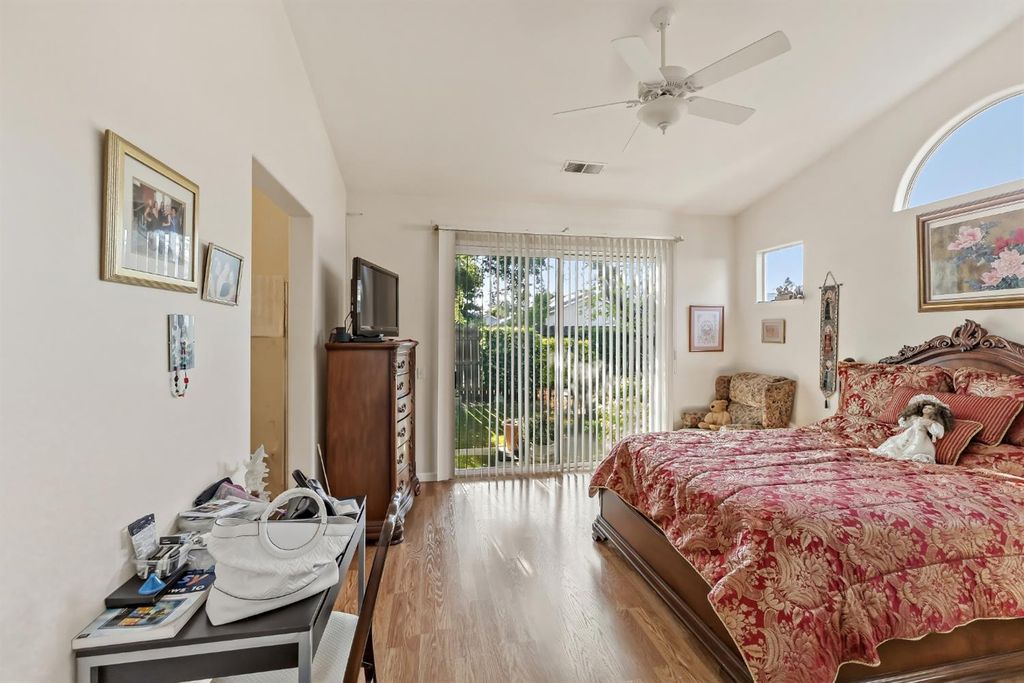 Image 16 of property listing at 8613 N Whitney Avenue, Fresno, CA 93720