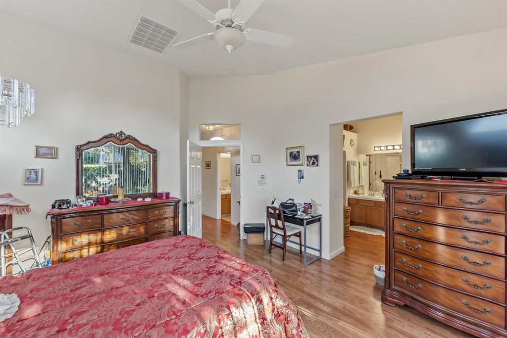 Image 17 of property listing at 8613 N Whitney Avenue, Fresno, CA 93720