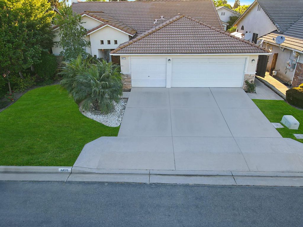 Image 2 of property listing at 8613 N Whitney Avenue, Fresno, CA 93720