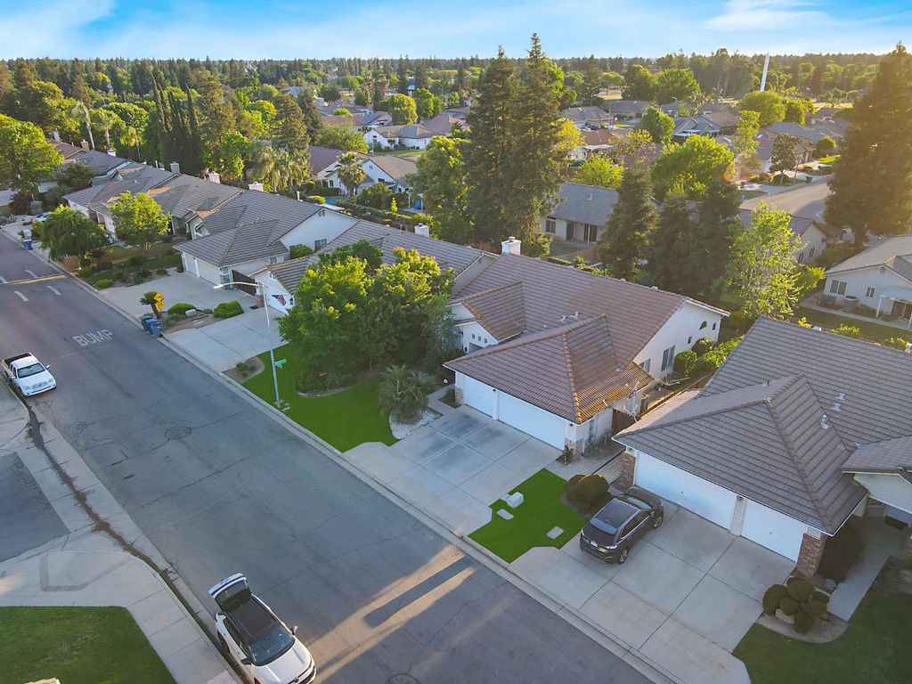 Image 3 of property listing at 8613 N Whitney Avenue, Fresno, CA 93720