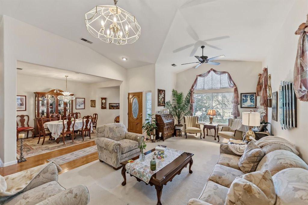 Image 5 of property listing at 8613 N Whitney Avenue, Fresno, CA 93720