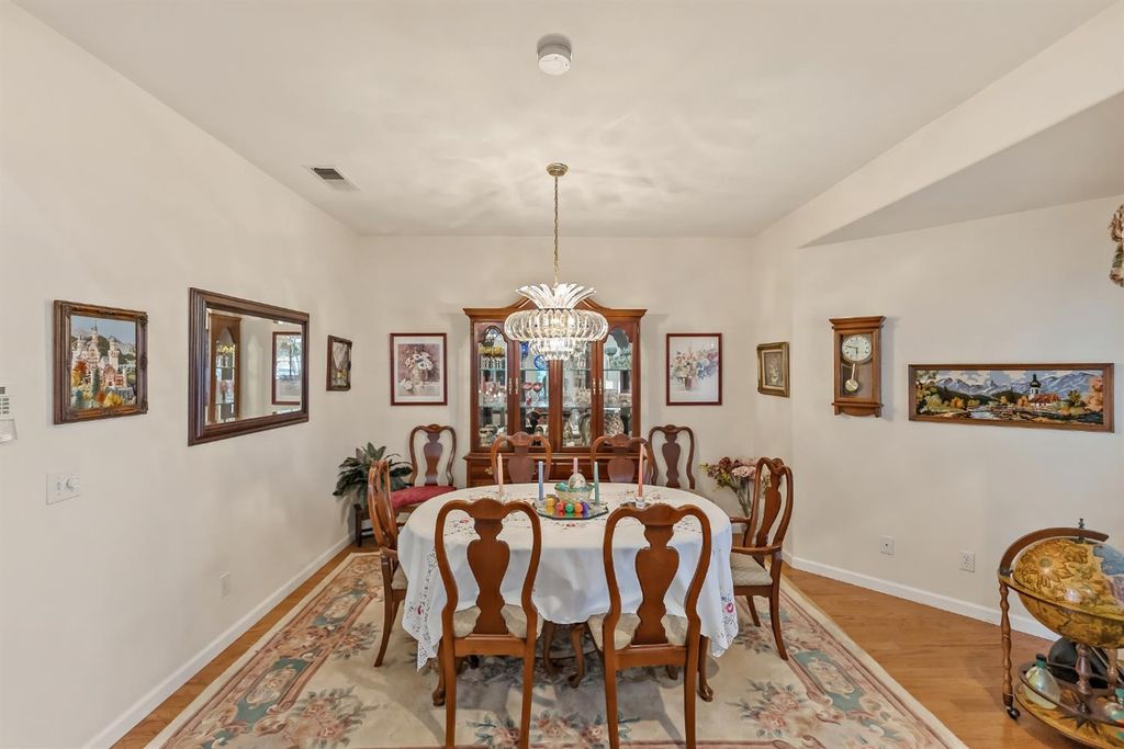 Image 7 of property listing at 8613 N Whitney Avenue, Fresno, CA 93720