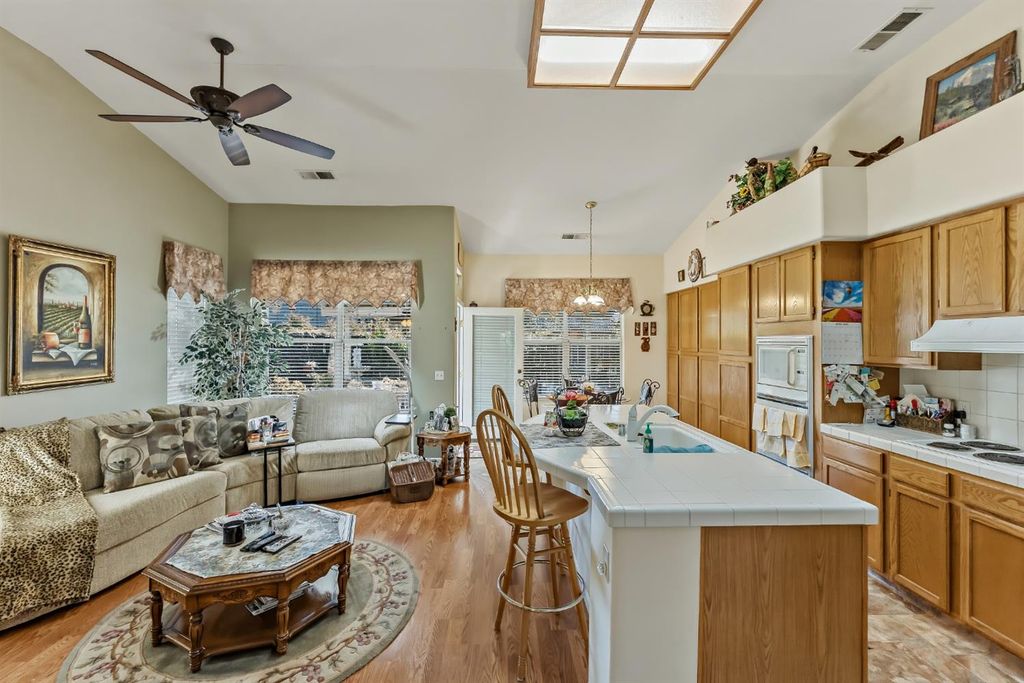 Image 8 of property listing at 8613 N Whitney Avenue, Fresno, CA 93720