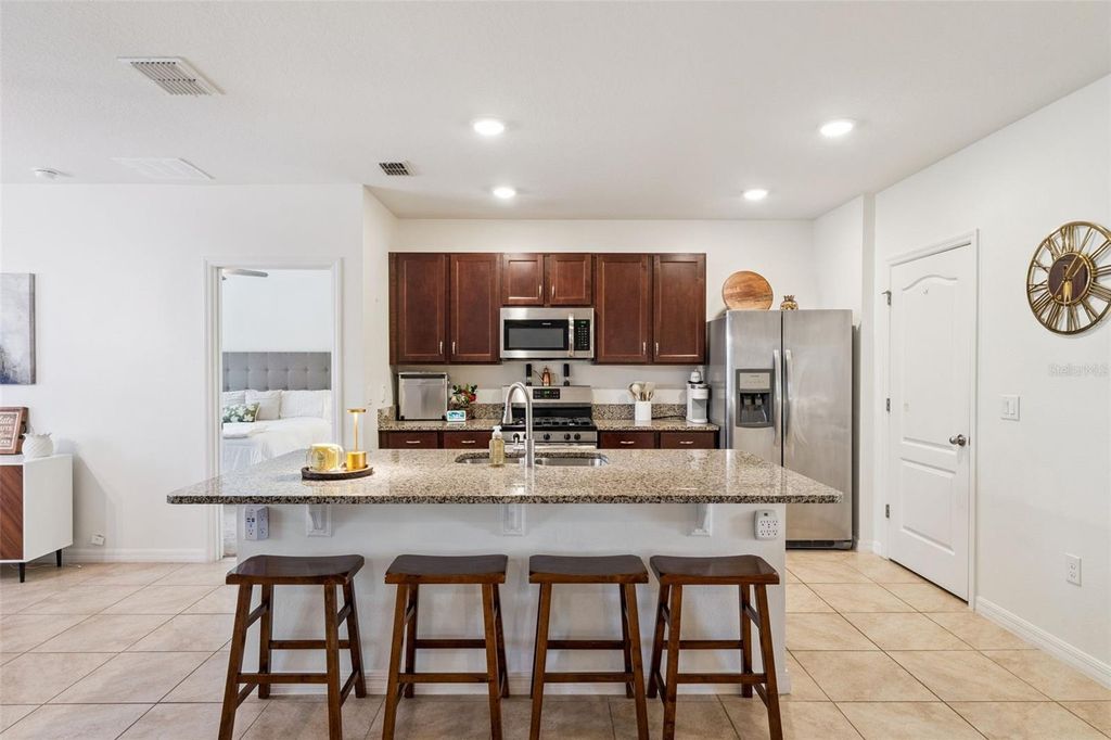 Image 9 of property listing at 303 LAZIO CIRCLE, Debary, FL 32713