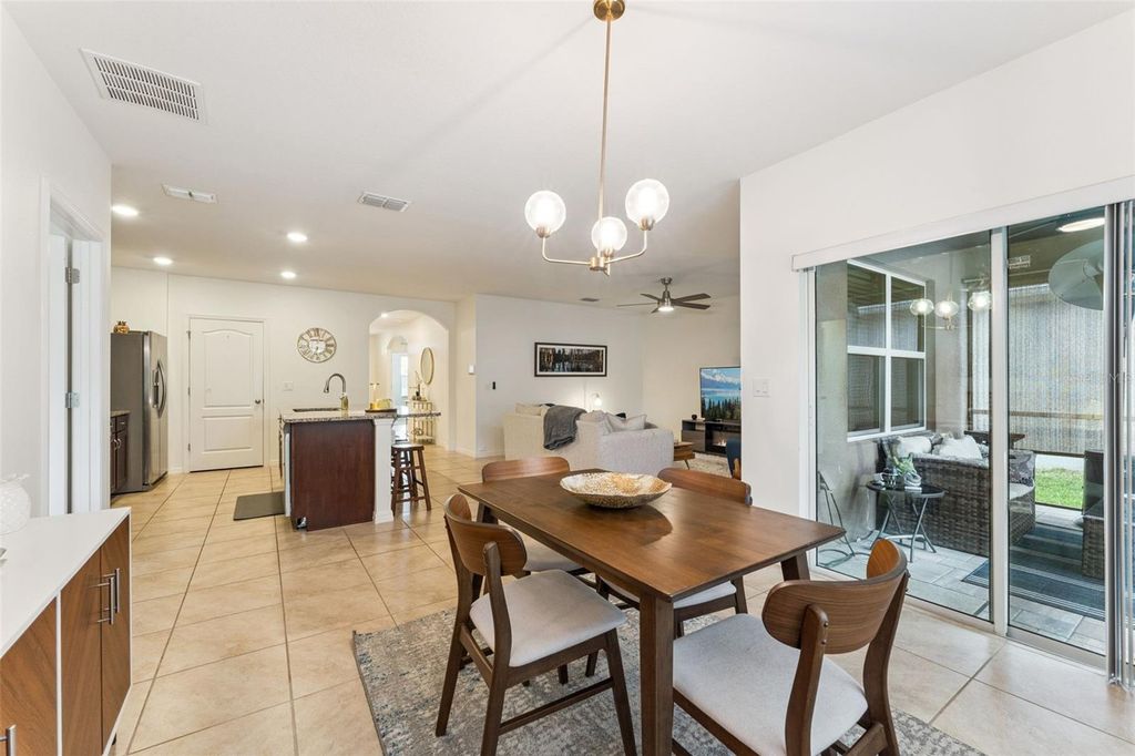 Image 10 of property listing at 303 LAZIO CIRCLE, Debary, FL 32713