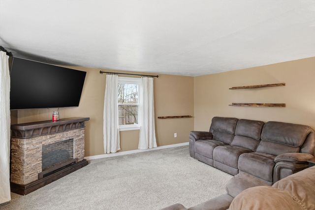 422 S Westfield St, Agawam, MA 01030