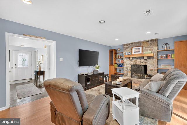 335 FOX HOLLOW DR, Feasterville Trevose, PA 19053
