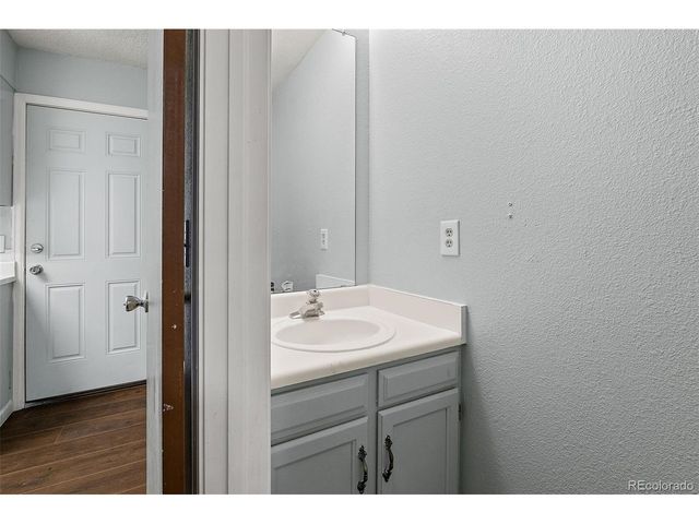 1653 S Blackhawk Way B, Aurora, CO 80012