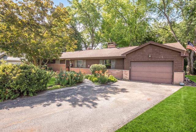 10 Hollycourt Terrace, Lake Zurich, IL 60047