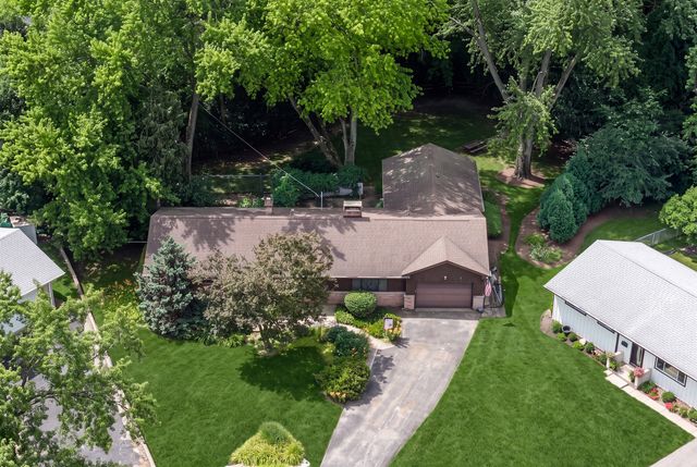 10 Hollycourt Terrace, Lake Zurich, IL 60047
