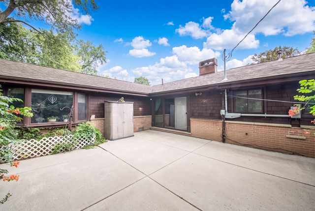 10 Hollycourt Terrace, Lake Zurich, IL 60047