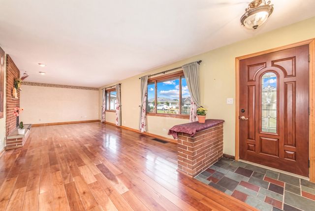10 Hollycourt Terrace, Lake Zurich, IL 60047