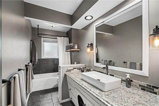 8329 WILLOW Way, Raytown, MO 64138