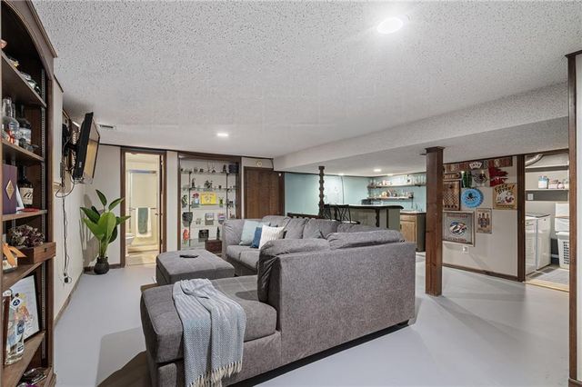 8329 WILLOW Way, Raytown, MO 64138