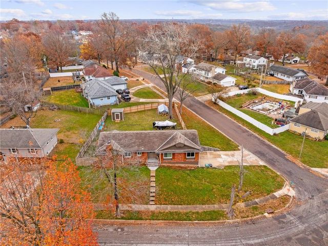 8329 WILLOW Way, Raytown, MO 64138