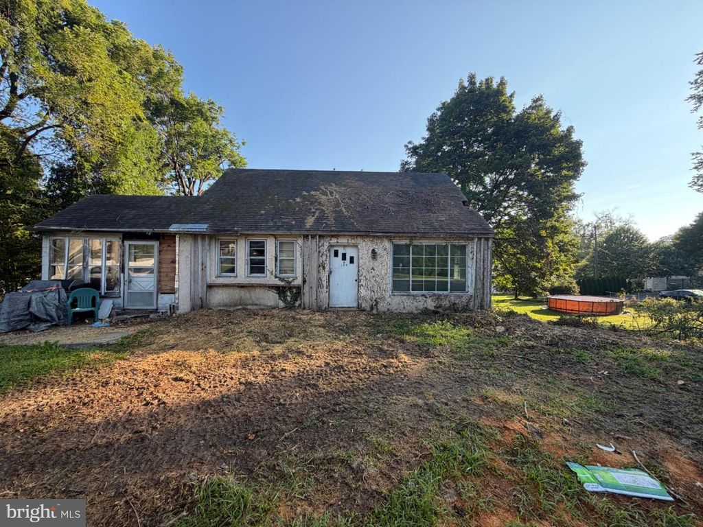 109 COUNTY LINE RD, FEASTERVILLE-TREVOSE, PA 19053 — exterior