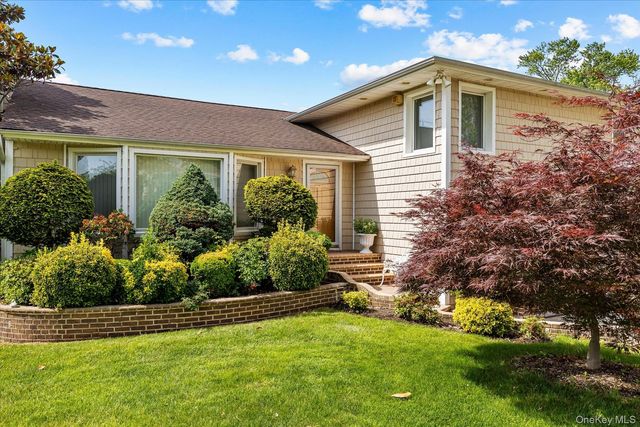 228 Robby Lane, Manhasset Hills, NY 11040