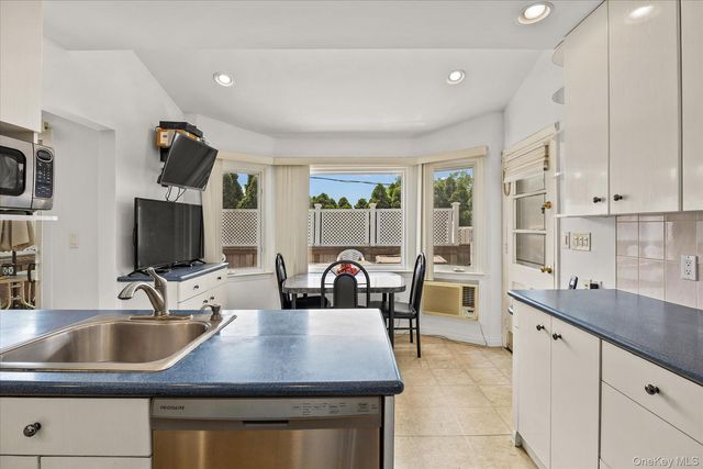 228 Robby Lane, Manhasset Hills, NY 11040