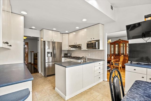 228 Robby Lane, Manhasset Hills, NY 11040