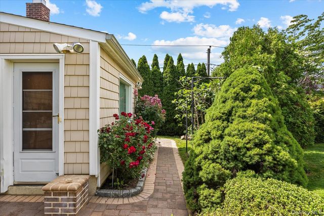 228 Robby Lane, Manhasset Hills, NY 11040