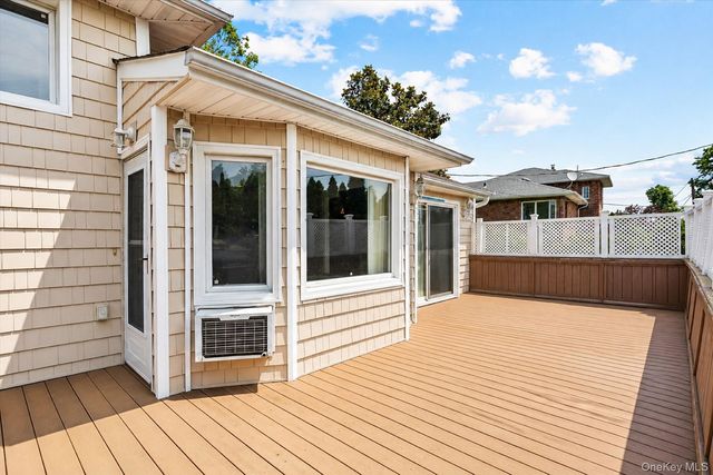228 Robby Lane, Manhasset Hills, NY 11040