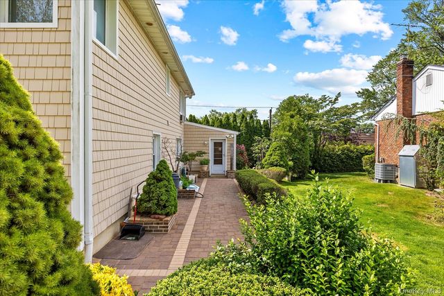 228 Robby Lane, Manhasset Hills, NY 11040