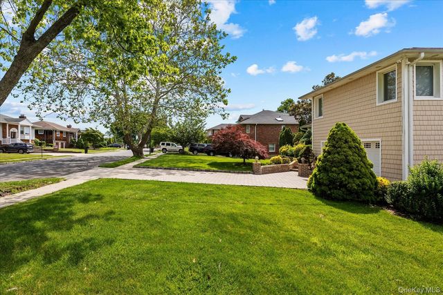 228 Robby Lane, Manhasset Hills, NY 11040
