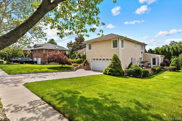 228 Robby Lane, Manhasset Hills, NY 11040