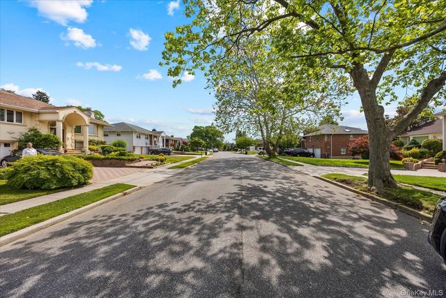228 Robby Lane, Manhasset Hills, NY 11040