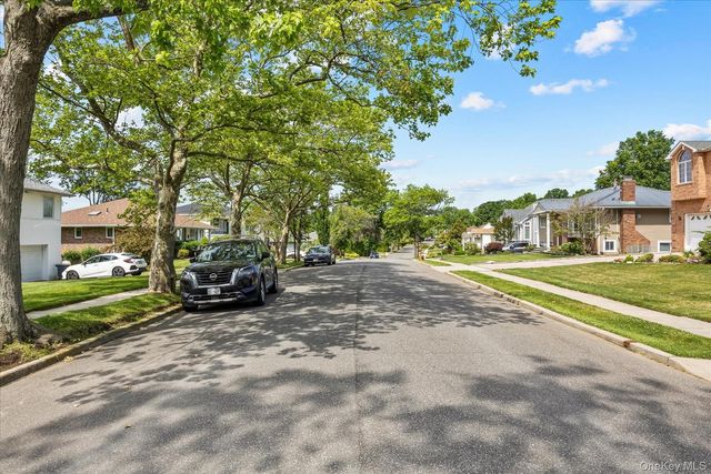 228 Robby Lane, Manhasset Hills, NY 11040