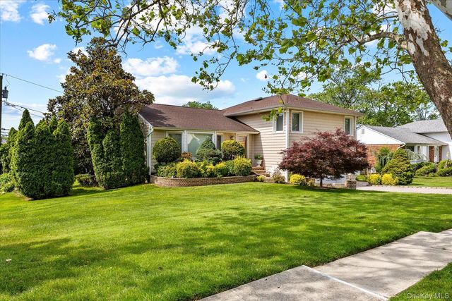 228 Robby Lane, Manhasset Hills, NY 11040