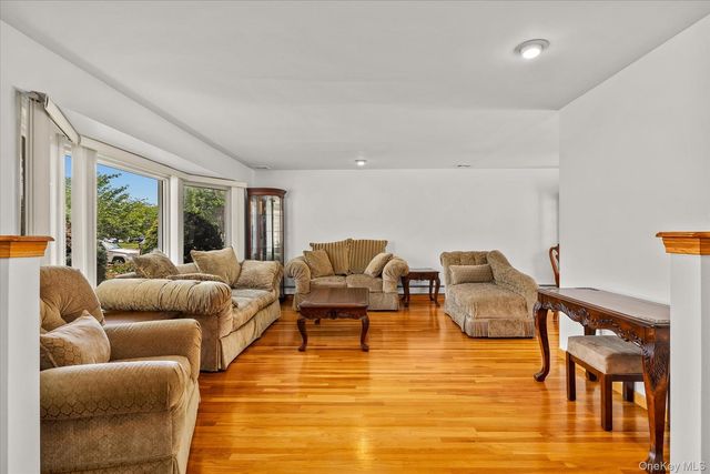 228 Robby Lane, Manhasset Hills, NY 11040